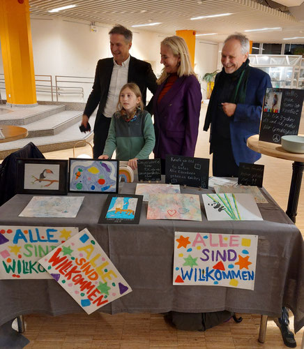 Bilderverkauf von Rosalie vor einer Diskussion zum Thema "10 Jahre Balkanroute" mit Gerald Knaus und Dr. Susanne Glass (rechts Dr. Hansjörg Brey)