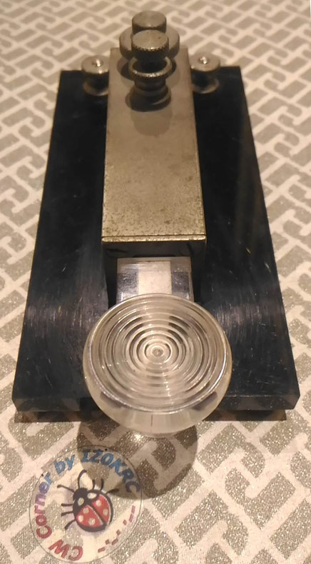 Tasto Milag YD-2 - si può notare il braccio principale metallico, ricoperto in plexiglass