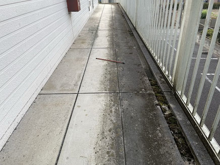 さいたま市の集合住宅、通路塗装工事前の写真