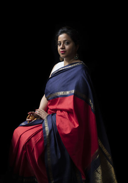 Portret van Priyanka Mathew, de eerste Indiase vrouwelijke veilingmeester bij veilinghuis Sotheby's.