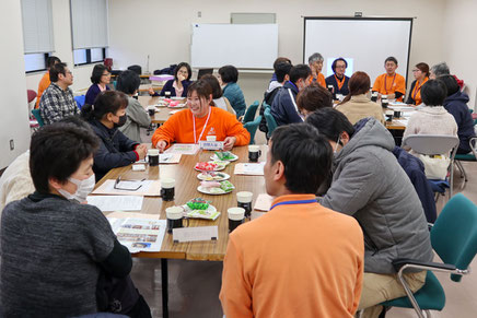 ハローワーク新庄2階会議室で行われた質疑応答やフリートークの様子。職種ごとに設けられた3つのテーブルでは、事業所スタッフとの意見交換が活発に繰り広げられ、閉会時間を大幅に超過していました。