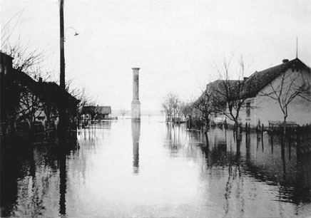 Minaret stoji u vodi tijekom 1941. godine poplava 