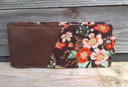 porte-chéquier horizontal femme - souche à gauche, tissu marron avec fleurs colorées, suédine, fabrication artisanale alsacienne