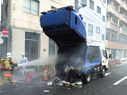 目黒区内で発生した清掃車の火災（写真提供：目黒区清掃事務所）
