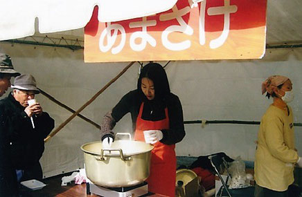 古墳祭で甘酒をふるまう写真です。