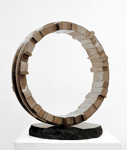 ＜Circle - No.09＞ ／ 1994 ／ stainless  steel ／ H.50x45x30 (φ45) cm 　　　　　　日本芸術センター第2回彫刻コンクール[審査員賞]