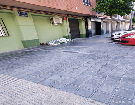 En cambio este esta a las afueras de Valencia y cerca de un Carrefour.