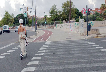  Los ciclistas y los usuarios de patinetes eléctricos no respetan ni un semáforo en rojo. Saltarse un semáforo en rojo, según la ciudad donde se encuentre puede ser sancionado  con 200 euros.