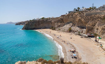 Playa Bol Nou La Playa del Bol Nou (o Platja del Bon Nou) es una cala semiurbana situada en Villajoyosa (Alicante), famosa por sus aguas cristalinas de color turquesa y por estar flanqueada por espectaculares acantilados de hasta 30 metros de altura.