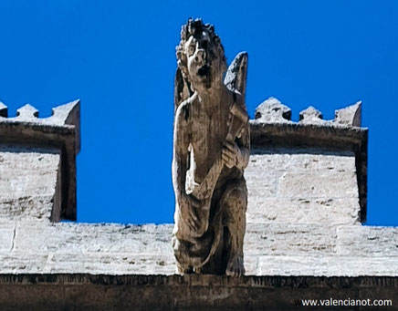 Las quimeras, carecen del caño destinado a evacuar el agua de la lluvia, por lo tanto esta  figura es de una gárgola. 