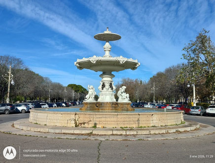 La fuente de los Cuatro Elementos, fue diseñada por la Real Academia de Bellas Artes de San Carlos y fundida en París en 1852. En 1875, se modernizó con la adición de cuatro figuras de niños, realizadas por el escultor Mathurin Moreau.
