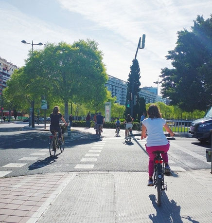Manadas de turistas salvajes en bicicleta o patines toman Valencia sin respeto ninguno por la ciudad y de los residentes que tenemos que aguantarlos.
