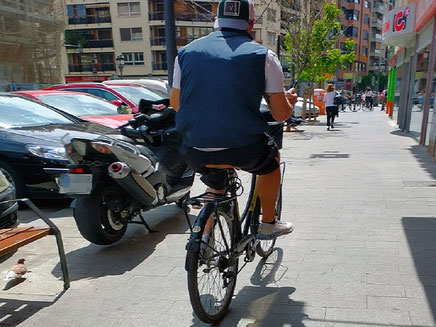 La ley dice que está prohibido ir por las aceras aceras: Está estrictamente prohibido circular con bicicletas o patinetes por aceras y zonas peatonales, bajo riesgo de sanciones severas.