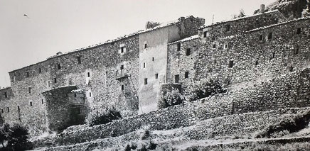 ulla es un municipio en la comarca del Alt Maestrat, conocido por su valor histórico y su bien conservado casco antiguo medieval, declarado Bien de Interés Cultural. 