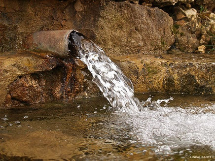 Fuente del árbol, situada en el interior de la provincia de Alicante en la villa de Confrides, en la comarca de la Marina Baja.