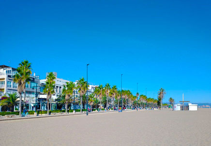 El Paseo Marítimo de la Malvarrosa en Valencia es un vibrante corredor peatonal de aproximadamente 2 kilómetros que bordea una de las playas urbanas más famosas de España. 