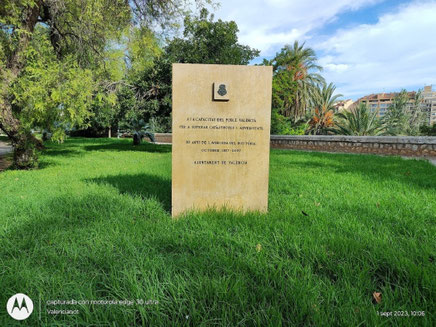 El monumento en memoria de los valencianos afectados por la gran riada del 14 de octubre de 1957 se llama Monument a les Víctimes de les Riuades del Túria y se encuentra ubicado en la Avenida de Aragón, 10, en el cruce con la Plaza de Zaragoza. 