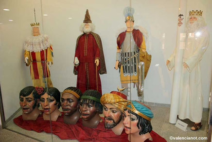 Además de las Rocas, el museo expone otros elementos tradicionales de la procesión, como las figuras gigantes ("gegants i cabuts") y un vídeo explicativo sobre la tradición y la historia de la fiesta del Corpus en Valencia. 