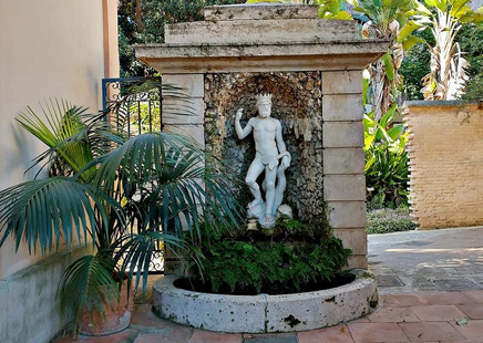 Neptuno es un dios de la mitología romana, pero proveniente de la mitología griega, hijo de los dioses Saturno y Ops, hermano de Júpiter y Plutón.
