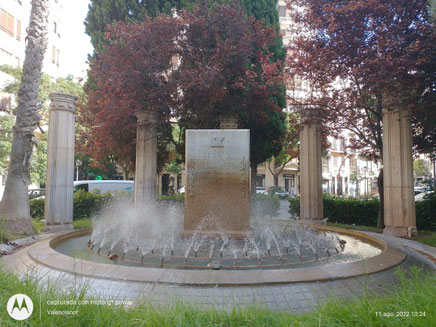 El Monumento a los Maulets (o Fuente de los Maulets) en Valencia se encuentra ubicado en la intersección de la Avenida del Reino de Valencia con la calle Císcar. Inaugurado en 1994, rinde homenaje a los partidarios del Archiduque Carlos de Austria.