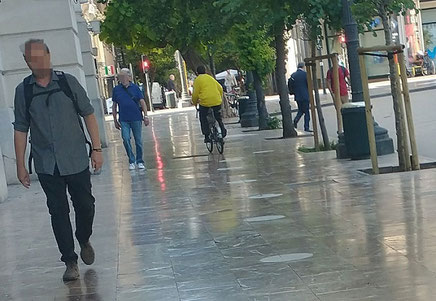 La Ordenanza en Valencia ciuudad  establece, entre otros aspectos, la obligación de respetar el uso exclusivo de las aceras a los viandantes y no de las bicicletas y patinetes