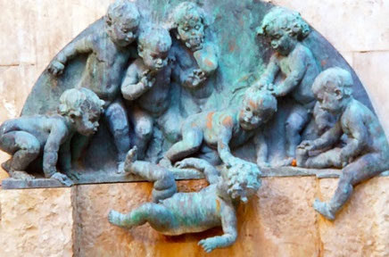 La Fuente de los niños, representa a un grupo de ocho niños desnudos jugando y haciendo travesuras, de manera que que uno de ellos cae o es arrojado al agua.