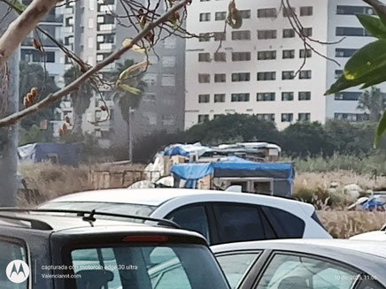 Condiciones de Vida: Estos asentamientos se caracterizan por la falta de servicios básicos e infraestructuras urbanas, así como por condiciones de insalubridad y riesgo, habiéndose reportado incendios y preocupación vecinal por la seguridad. 