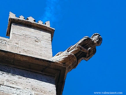 Cada Gárgola o Quimera de la Lonja de la Seda en Valencia,tiene un significado diferente,  hay una gran variedad de grotescas criaturas de piedra, cuya función es proteger  los edificios en la época medieval, una tiempo de brujas y hechiceros. 