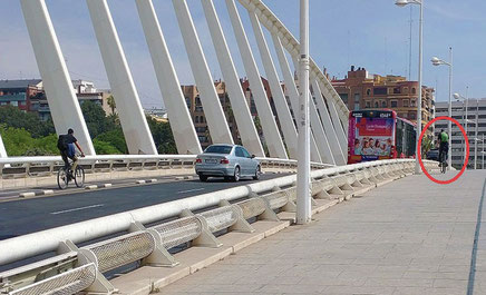 Más de lo mismo, hay carriles bici pero los ciclistas prefieren circular  por la acera o por  el lado peatonal del puente. 