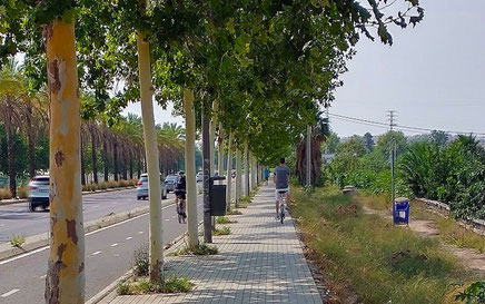  Es obligatorio el uso de carriles bici o carriles habilitados en la calzada cuando existen, ya vemos el caso que hace este gilipollas.