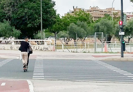 Está prohibido circular dos personas en el mismo patinete. La Dirección General de Tráfico penaliza si no das el uso correcto a estos vehículos.