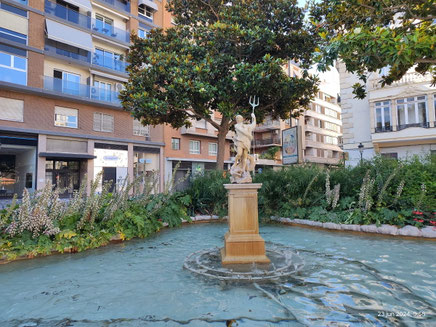 La Fuente de Neptuno se encuentra en la plaza de Alfonso el Magnánimo, más conocida como los Jardines del Parterre, en el centro de Valencia. Es una de las esculturas más antiguas y destacadas de la ciudad. 