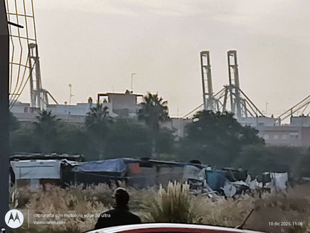  Centenares de niños malviven en poblados chabolistas junto a sus familias, en un ambiente insano, como este campamento al lado de puerto de Valencia.
