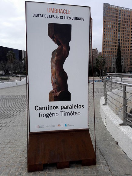 A pensar en el título que Rogerio ha dado a esta exposición “Caminos paralelos” no puedo dejar de analizar el paralelismo que encuentro en las ciudades con milenios de existencia, con las pirámides egipcias, los templos romanos o las catedrales góticas.