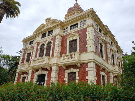  Visto de lado el Palacete Modernista de Ayora de principios del  siglo XX.