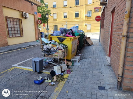 En Valencia, en enero de 2026, abandonar basura fuera de los contenedores es una infracción grave según la nueva Ordenanza de Limpieza Urbana y Recogida de Residuos. Para  castigar la Policía Local tiene que patearse las calles.
