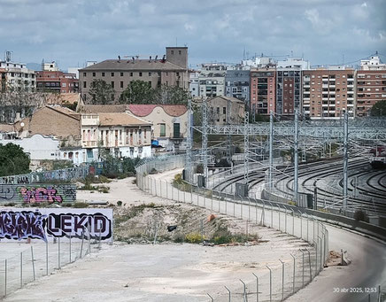 Y en Valencia ciudad, hay fincas enteras qué iban a derribo, hasta que fueron ocupadas.