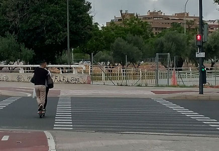 Dos en un patinete es una infracción muy grave y saltarse en rojo el semáforo mucho más.