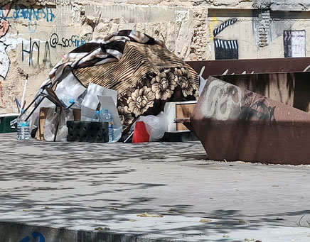 Acampando en uno de los barrios más antiguos de Valencia y con ellos llega la suciedad y los problemas.