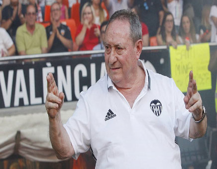 "Españeta" fue el apodo cariñoso de Bernardo España Edo, una figura legendaria e inmensamente querida en la historia del Valencia CF, donde sirvió como utillero durante más de 55 años.
