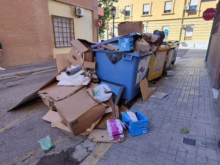  En Valencia la ley te obliga ha plegar las cajas y hacer paquetes, pero no se cumple.