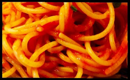 Los espaguetis con rebollones (níscalos o rovellons en valenciano) son un plato de temporada que combina la pasta con uno de los tesoros micológicos más apreciados del otoño mediterráneo. 