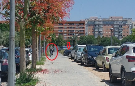 Este Ciclista se la jugó y casi se lo lleva por delante un coche, esto pasa mucho en Valencia.