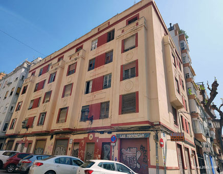 En Valencia, los que se dedican a la chatarra suelen ocupar casas porque necesitan un sitio donde guardar la chatarra que recogen.