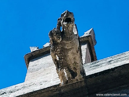 Cuando las esculturas en la Lonja de la Seda de Valencia también sirven para canalizar agua se conocen como Gárgolas. 