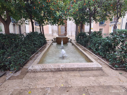 Fuente de la Plaza del Arzobispo (Plaça de l'Arquebisbe) es una fuente ornamentada con una taza circular y surtidores que juegan con el agua, ubicada entre el Palacio Arzobispal y el Museo de la Ciudad de Valencia.