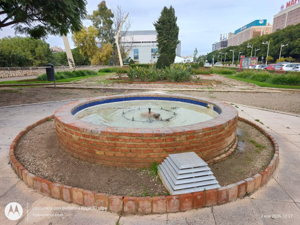 Esta fuente se encuentra en el paseo de la Alameda de la ciudad de Valencia y al lado del Palacio de la Música, no he encontrado ninguna referencia sobre esta fuente.