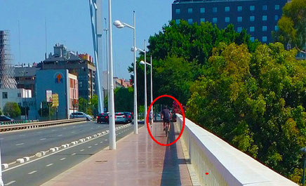 Hay carriles bici sin nadie  circulando, pero los ciclistas circulan  por la acera o por  el lado peatonal del puente. 