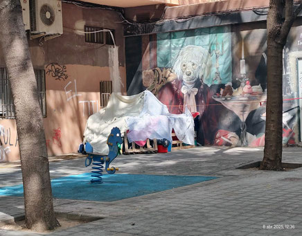 En casi todos lo barrios de Valencia nos encontramos con estos campamentos improvisados. Muchas veces estas personas están alcoholizadas y son violentas cuando están bebidos, al final es un problema para los vecinos.