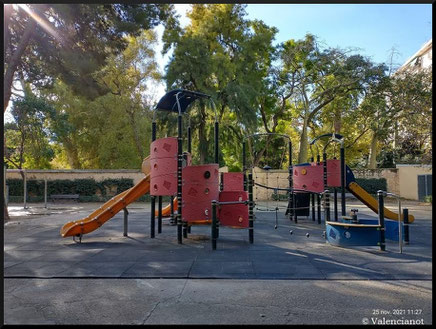 El Parque infantil del Jardín de Ayora de  Valencia cuenta con toboganes y suelo de caucho por seguridad.